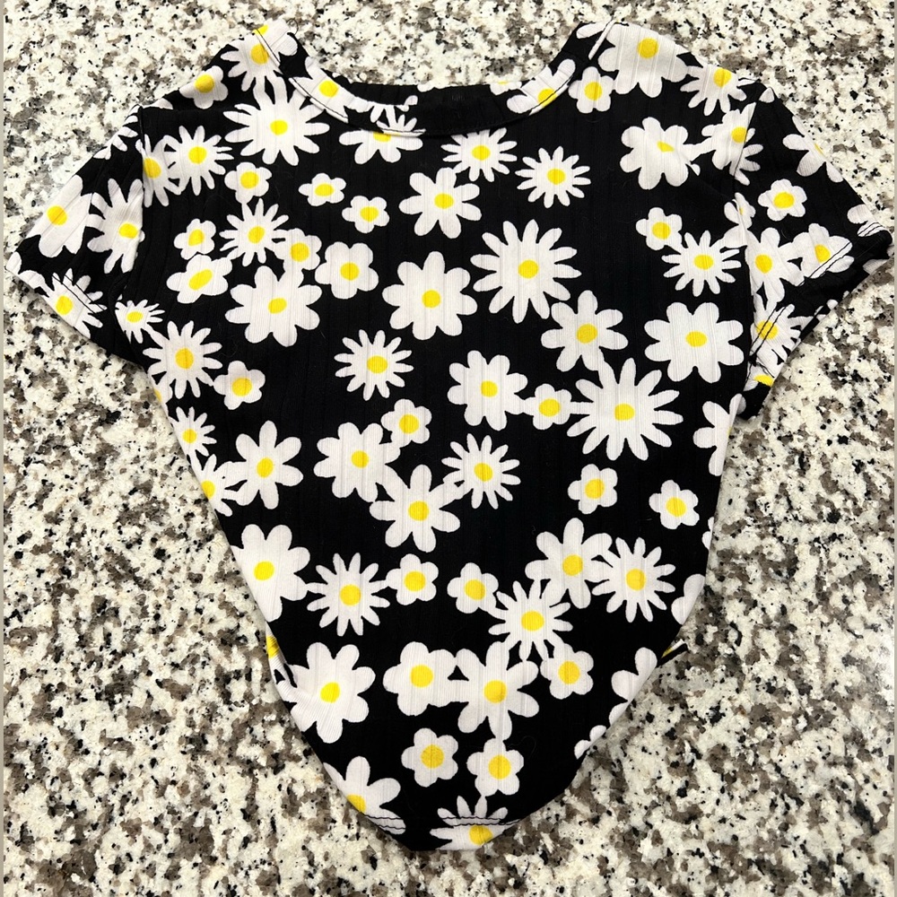 Rue21 Black and White Daisy Top